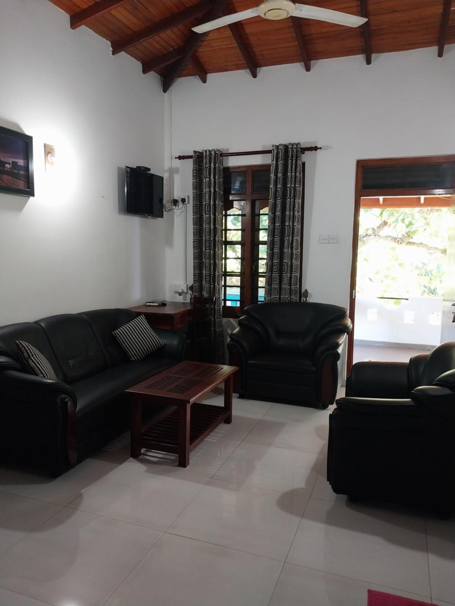Happy Night Holiday Inn Unawatuna Exterior photo